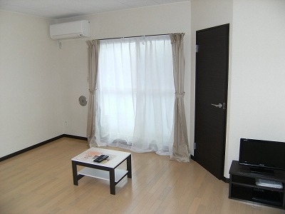 居室・リビング　1Fフローリング・2Fカーペット敷　現状優先