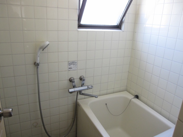 バス・シャワールーム　窓あります。