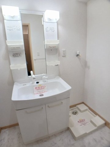 洗面設備　ゆったりとスペースのある洗面所
