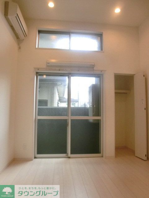 居室・リビング　天井が高く窓が多いお部屋です