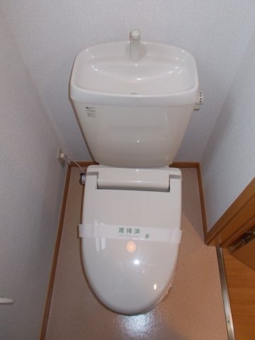 トイレ　落ち着いた色調のトイレです