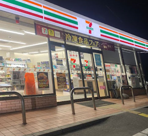 コンビニ　セブンイレブン 下鳥羽東柳長町店（コンビニ）まで303m