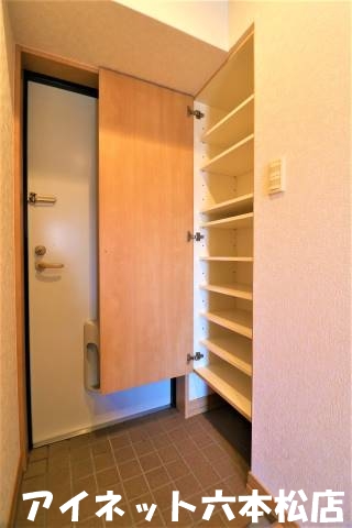 玄関　靴もたくさん入ります。