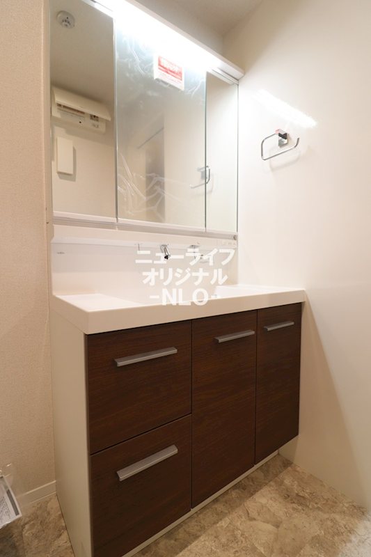 洗面設備　実用性だけでなく、デザイン性にも優れた洗面カウンター。