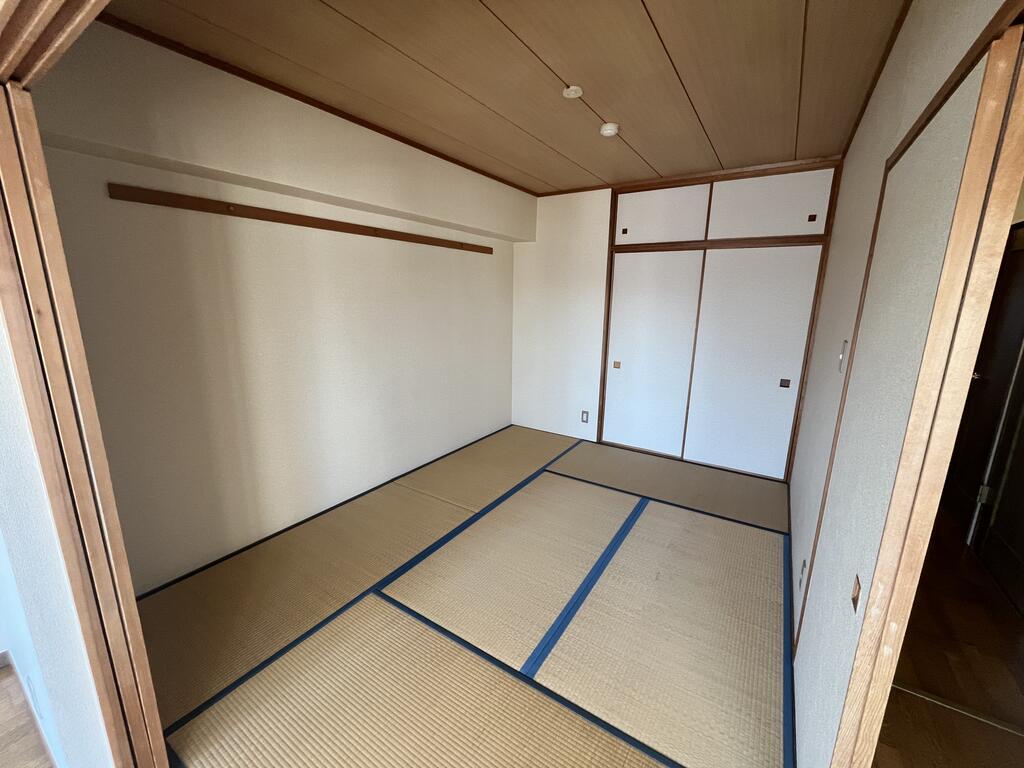 その他　両開き開放になる和室6帖。畳交換済み。