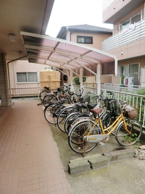 駐車場　敷地内の駐輪場