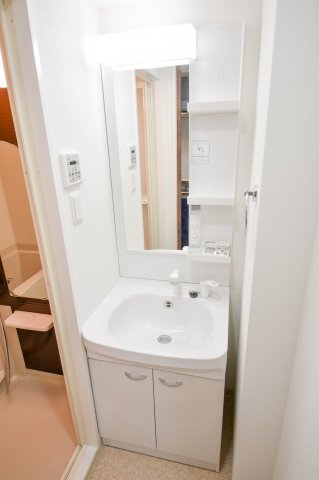 洗面設備　人気の独立洗面所にはうれしいシャンプードレッサー完備です。