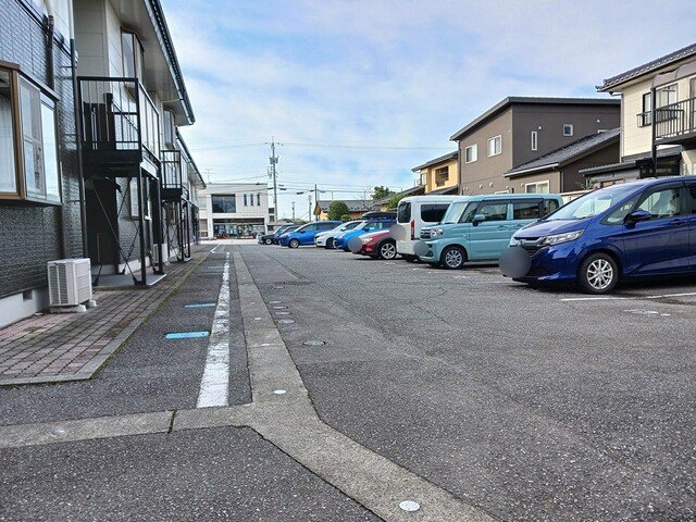 駐車場　駐車場に車を止められます