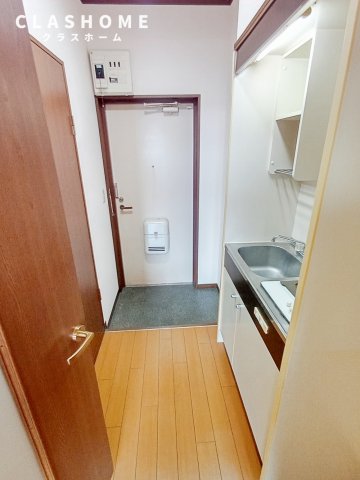 玄関　同物件の別部屋になります。