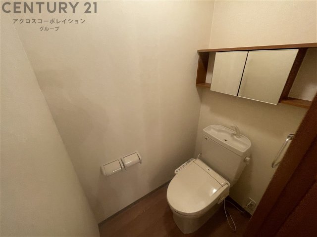 トイレ　温水洗浄便座付きのトイレです♪