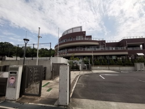 幼稚園・保育園　幼保連携型認定こども園常磐会短期大学付属いずみがおか幼稚園（幼稚園・保育園）まで1203m