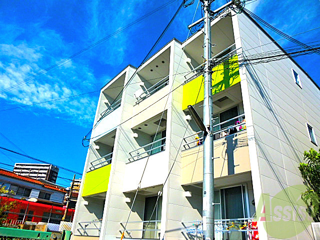 建物外観　おしゃれなデザイナーズマンションです。カラフルですね