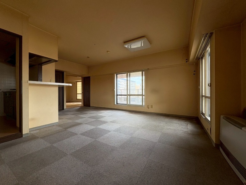 居室・リビング　日当たりが良くて心地よく過ごせそうなお部屋です。