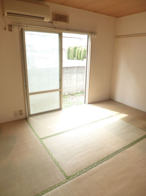 居室・リビング　南向きで明るいお部屋です
