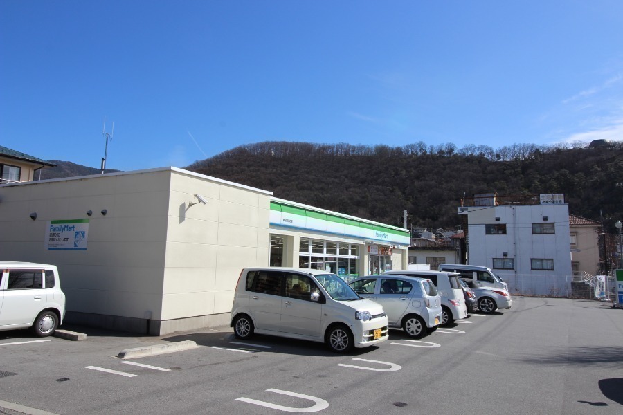 コンビニ　ファミリーマート甲府宮前店（コンビニ）まで706m