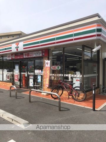 コンビニ　セブンイレブン（コンビニ）まで706m