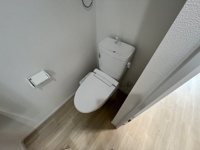 トイレ　落ち着いた色調のトイレです