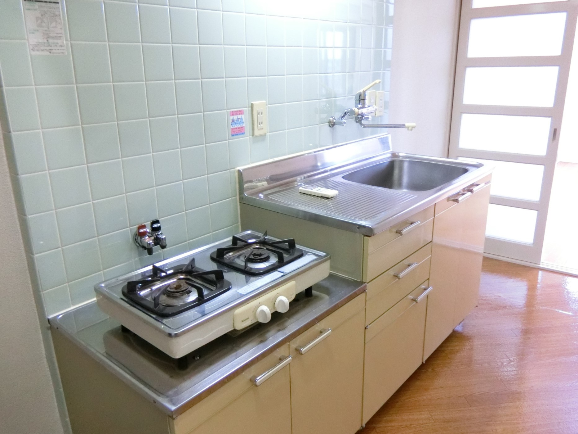 キッチン　写真は給湯管配管工事前