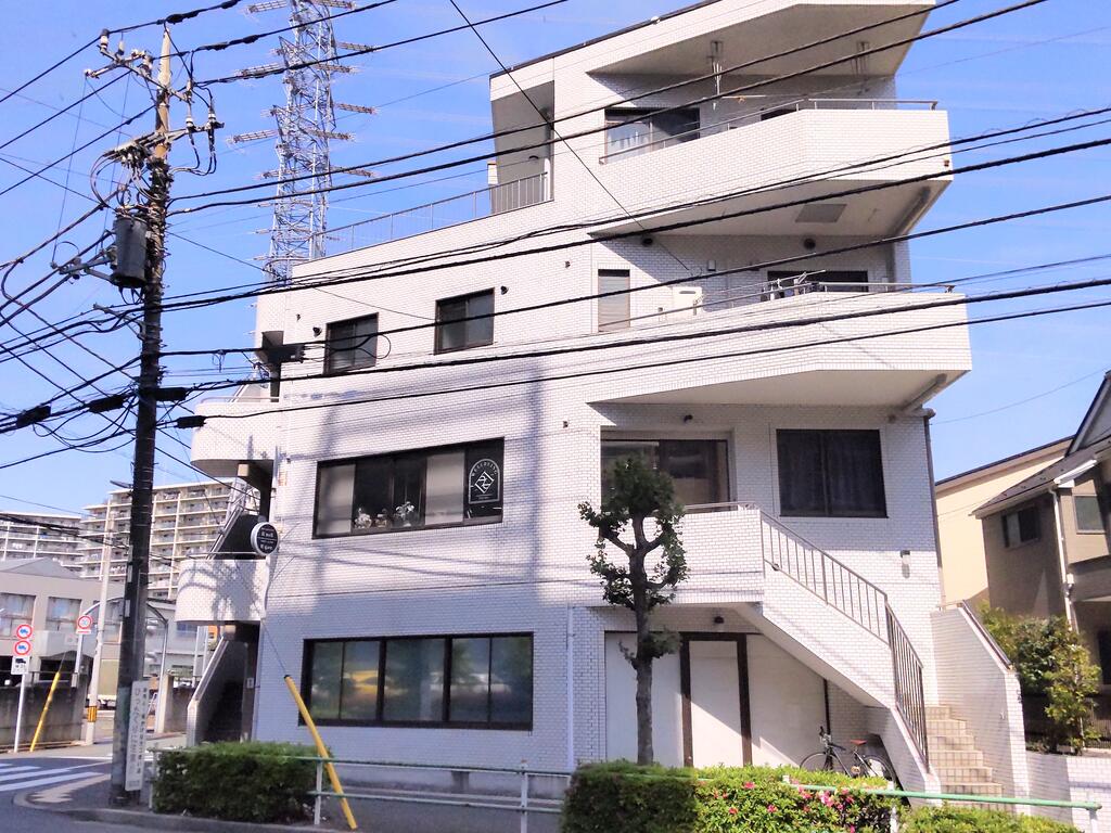 建物外観　丈夫な鉄筋コンクリート造、コンビニ徒歩１分で買い物便利