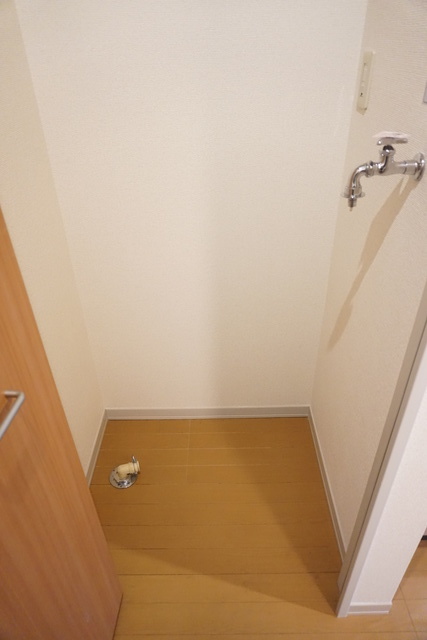その他　洗濯機置き場は室内にあるので雨に濡れる心配はありません。