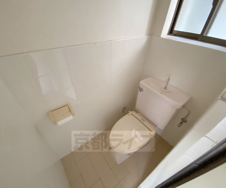 トイレ　窓があり明るいトイレです。