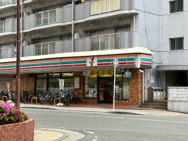 コンビニ　セブンイレブン博多築港店（コンビニ）まで69m