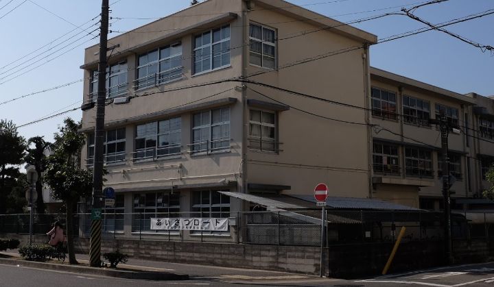 中学校　西宮市立浜脇中学校（中学校）まで854m