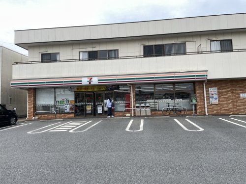 コンビニ　セブンイレブン飯田町店（コンビニ）まで495m