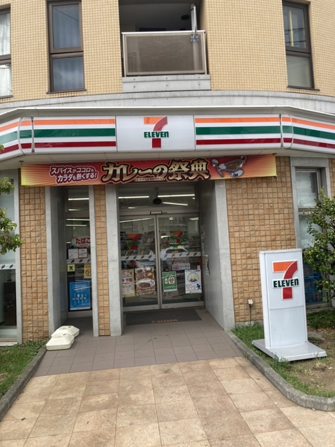 コンビニ　セブンイレブン世田谷新代田駅前店（コンビニ）まで323m