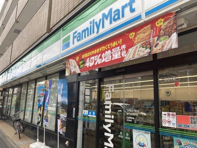 コンビニ　ファミリーマート新代田駅前店（コンビニ）まで431m