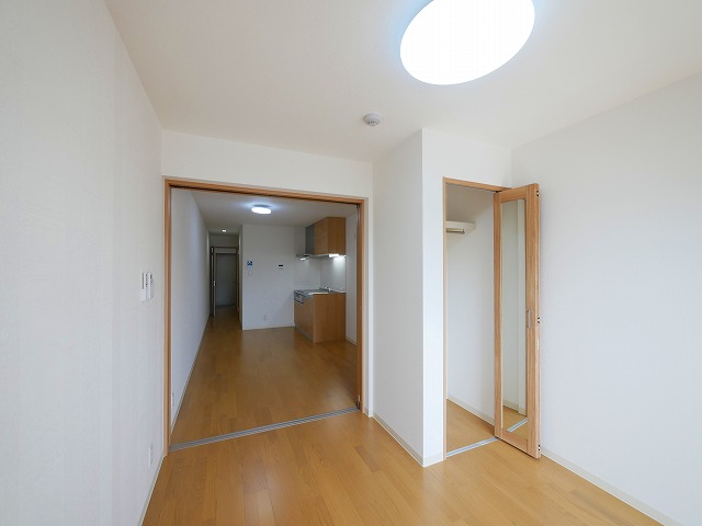 その他部屋・スペース　落ち着いた色調の寝室です