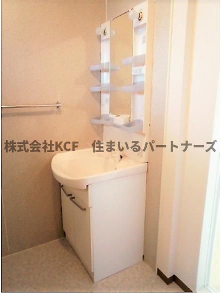 洗面設備　明るい洗面所です