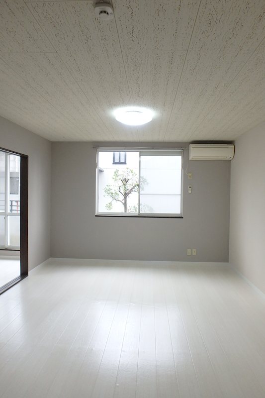居室・リビング　A102号室同間取り参考写真となります。実際の壁紙、床の色は