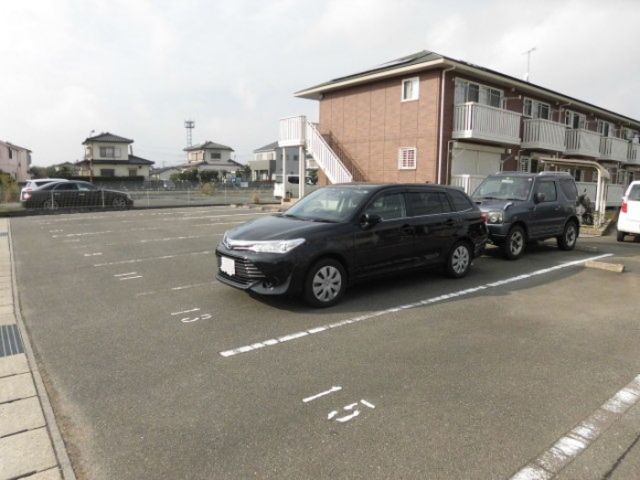 【アンジュの駐車場】