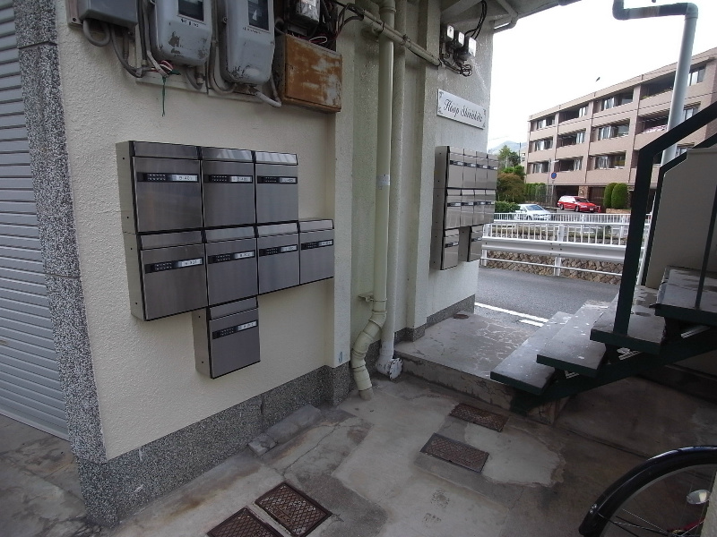 【神戸市灘区篠原北町のマンションのエントランス】