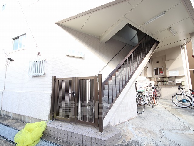 【東大阪市本町のマンションのエントランス】