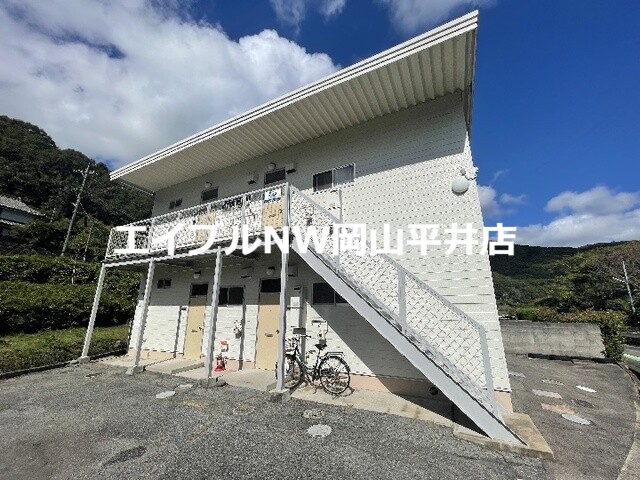 備前市西片上のアパートの建物外観