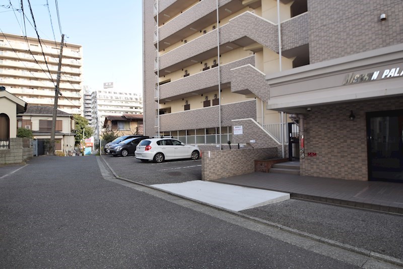 【藤沢市藤沢のマンションの駐車場】