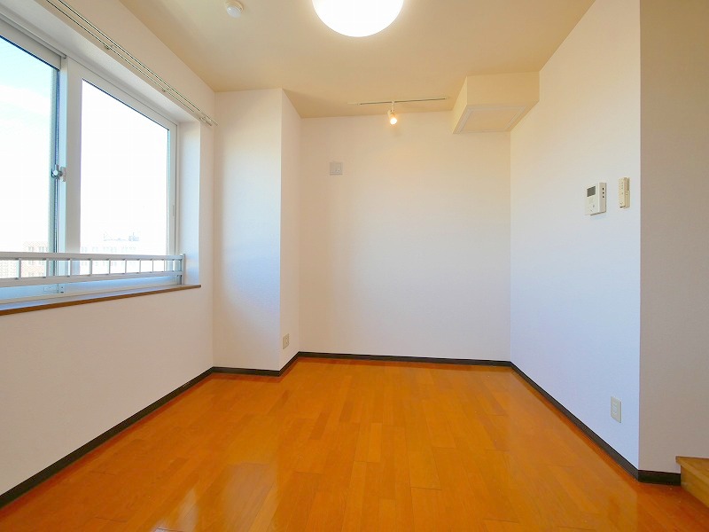 居室・リビング　天井が高く、開放的なお部屋です♪