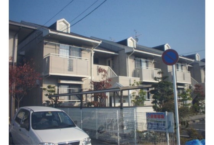 京都市西京区桂上野東町のアパートの建物外観
