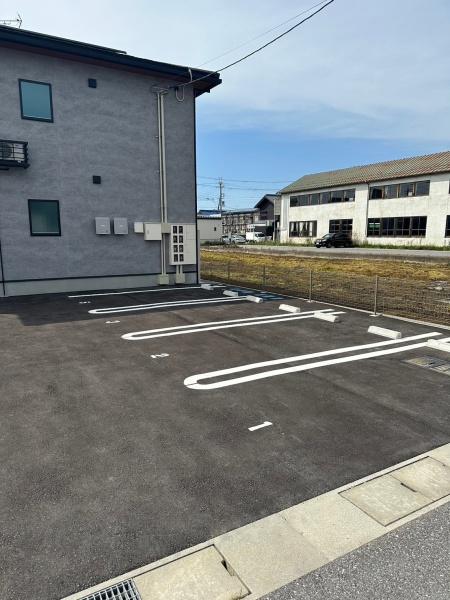 【彦根市後三条町のアパートの駐車場】