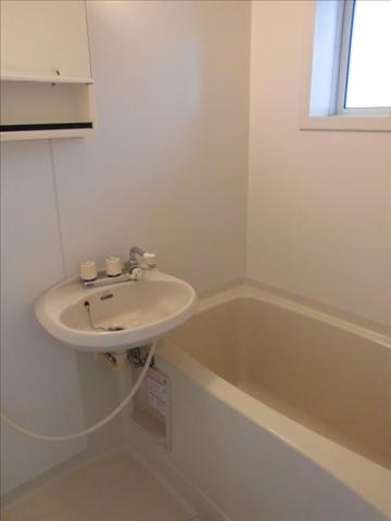 バス・シャワールーム　窓付きのお風呂です