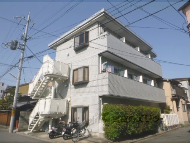 京都市南区吉祥院定成町のアパートの建物外観