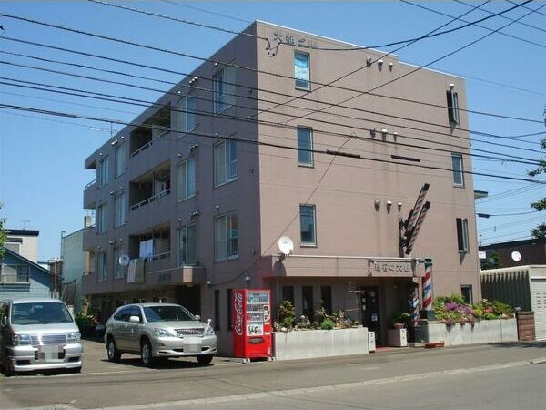 札幌市東区北三十三条東のマンションの建物外観