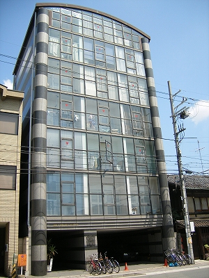京都市上京区西北小路町のマンションの建物外観
