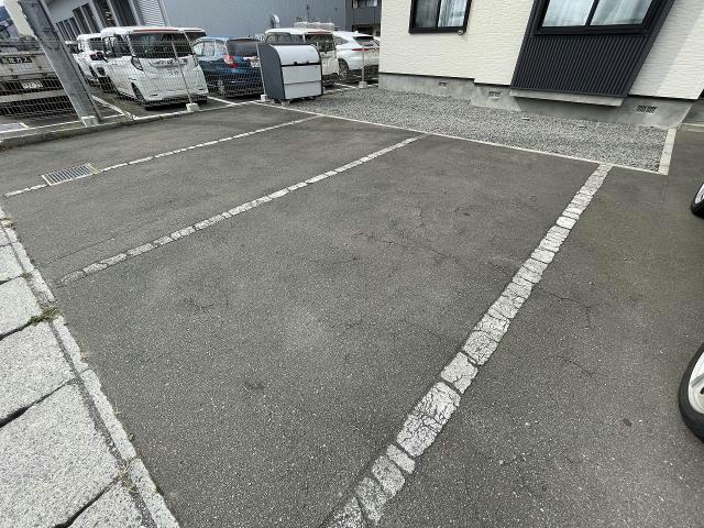 【北斗市七重浜のアパートの駐車場】