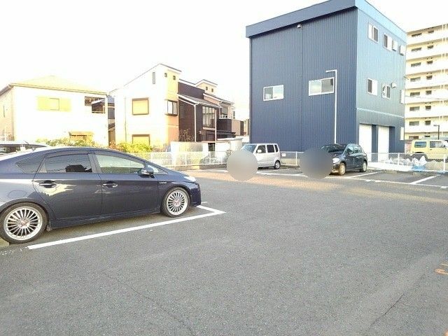 【泉佐野市日根野のマンションの駐車場】