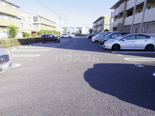 【ラ・ペジブル　Ａの駐車場】