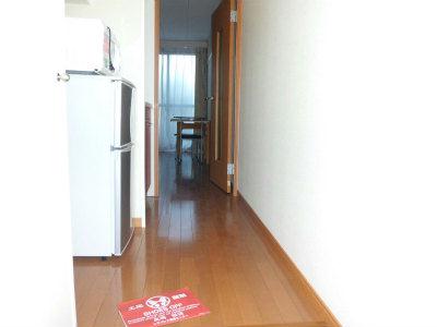 玄関　手前がキッチンで、奥が居室です。