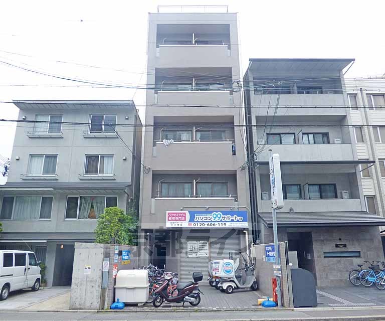 京都市上京区藪之内町のマンションの建物外観